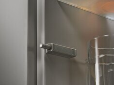 Image de TIP-ON en utilisation dans une armoire de cuisine