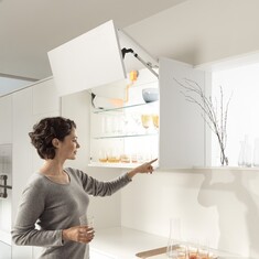 Ouvrir le meuble haut d'une simple pression sur la face avec SERVO-DRIVE de Blum