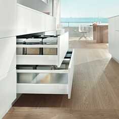 Boxsystem von Blum mit rechteckiger Reling