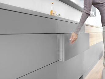 Une simple pression sur la face suffit pour ouvrir les tiroirs avec TIP-ON de Blum