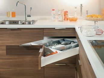 Просторный угловой шкаф от Blum – удобный доступ к содержимому в углу