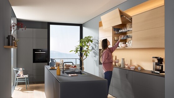 Accès facile dans le meuble haut avec la porte relevable AVENTOS HF Blum