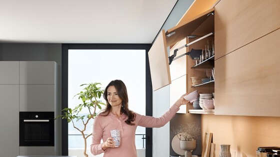 La porte relevable AVENTOS HF de Blum s'arrête dans la position souhaitée