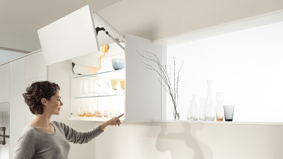 Ouvrir le meuble haut d'une simple pression sur la face avec SERVO-DRIVE de Blum