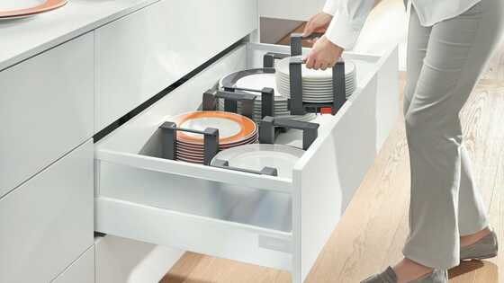 Bis zu 12 Teller sind im Blum-Tellerhalter sicher verstaut