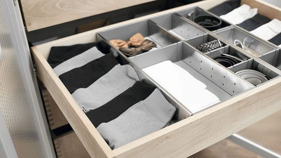 Tiroir bois dans le dressing avec système d'aménagement intérieur ORGA-LINE de Blum