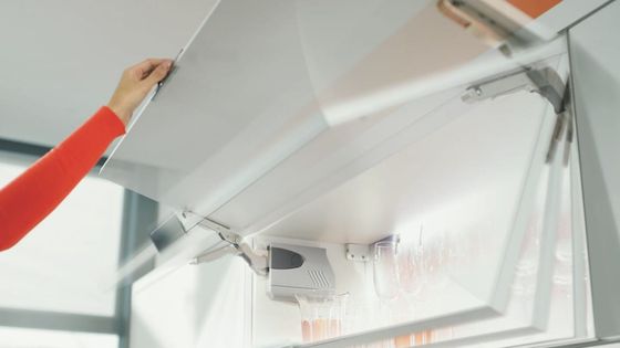 La porte relevable AVENTOS HK ferme en douceur grâce à BLUMOTION