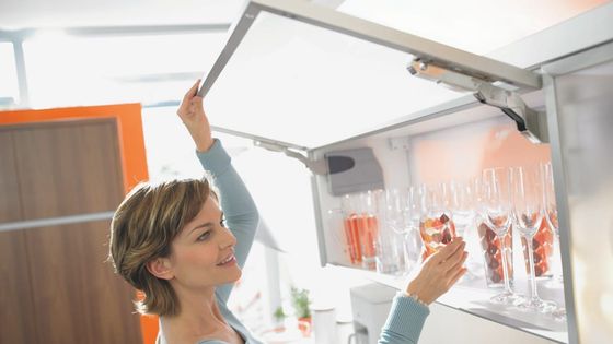 Porte relevable AVENTOS HK de Blum avec faces cadre alu