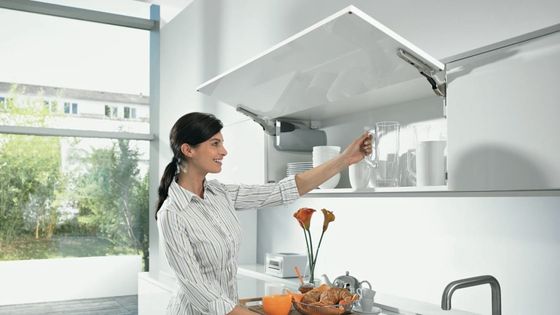 Ouverture électrique des portes relevables AVENTOS HK avec SERVO-DRIVE de Blum