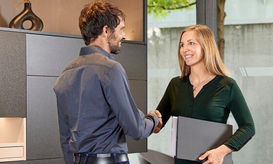 In a face-to-face conversation, a Blum expert advises a customer.