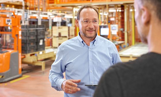 Ein Blum-Experte berät einen Kunden zu den logistischen Services von Blum.