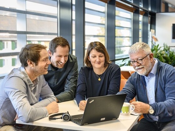 WORK ORANGE: Dank dem Miteinander fühlt sich das Arbeiten bei Blum nicht wie arbeiten an