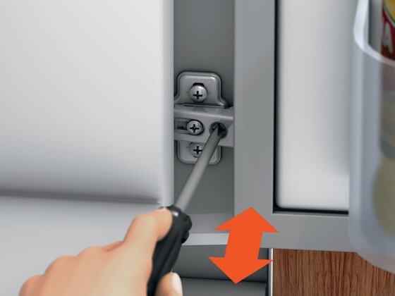 Réglage en latéral charnière MODUL de Blum