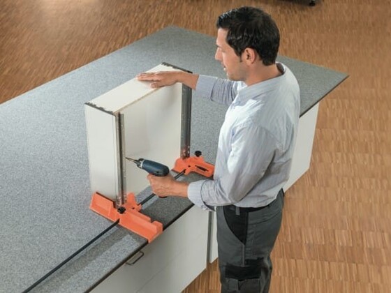 Les composants du tiroir LÉGRABOX sont assemblé facilement et avec précision avec la cadreuse BOXFIX E-L de Blum