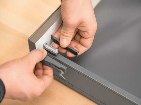 Fixation du levier CABLOXX de Blum sur la façade, indépendamment du système coulissant choisi