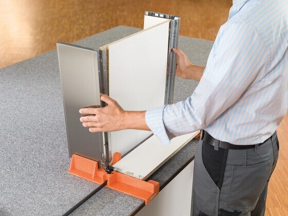 Les composants du tiroir LÉGRABOX sont assemblés avec précision grâce à la cadreuse BOXFIX E-L de Blum