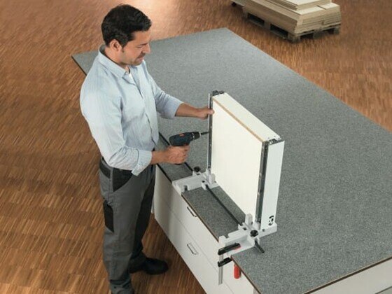 BOXFIX E-T de Blum permet d'assembler et de visser facilement et avec précision les composants de TANDEMBOX