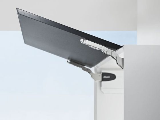 Coupe d'onglet porte relevable AVENTOS HK Blum