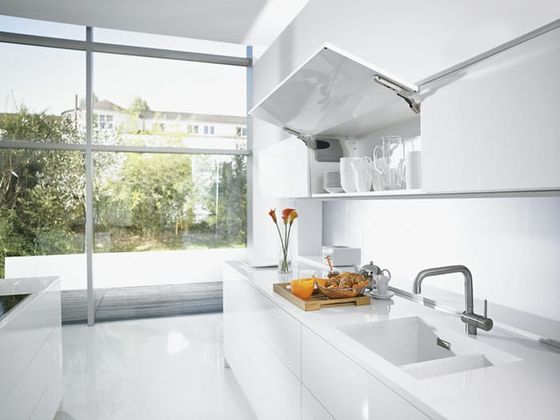 AVENTOS HK de Blum convient aux portes relevable jusqu’à 600 mm de hauteur et jusqu’à 1800 mm de largeur