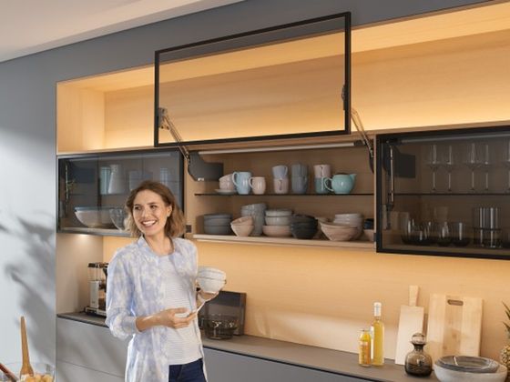 Face avec cadre alu porte relevable AVENTOS HL Blum