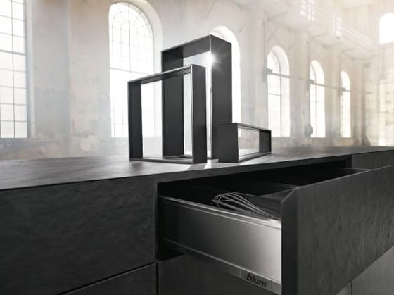 Rangement des tiroirs avec les cadres AMBIA-LINE de Blum