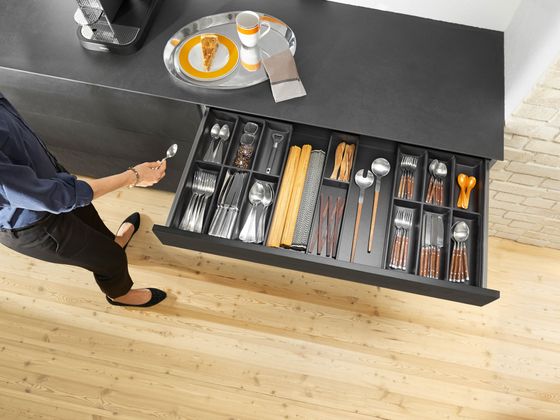 Combinaison de range-couverts et cadre en acier AMBIA-LINE de Blum pour tiroir de cuisine