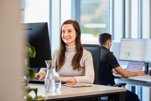 A Blum expert is working on a PC in the office.