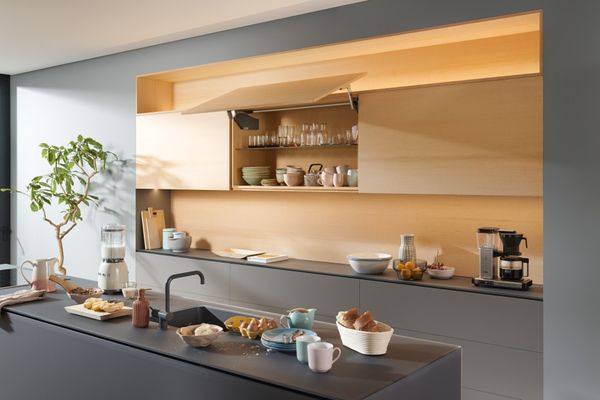 Porte relevable avec face en bois AVENTOS HS Blum