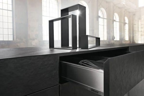 Rangement des tiroirs avec les cadres AMBIA-LINE de Blum